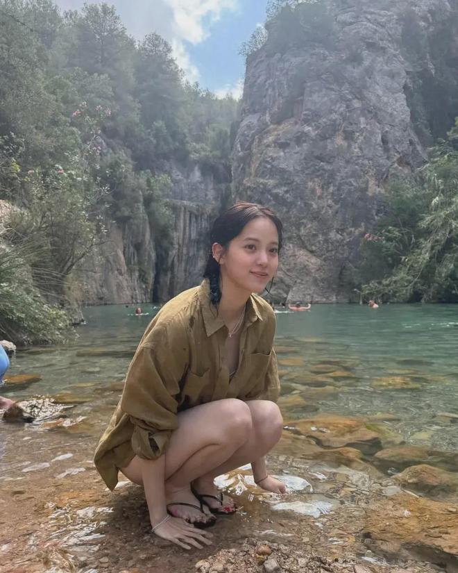 欧阳娜娜晒泳装照kaiyun官网冲上热搜网友大喊：实在欣赏不来！(图1)