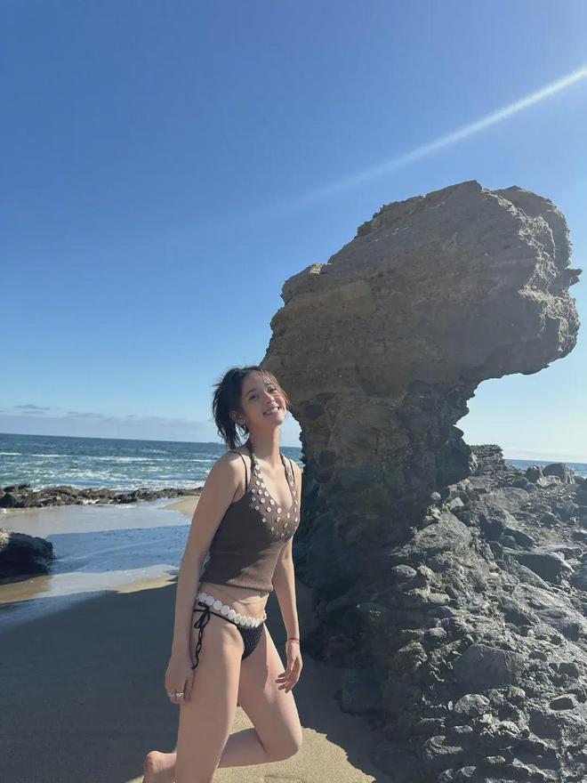 欧阳娜娜晒泳装照kaiyun官网冲上热搜网友大喊：实在欣赏不来！(图3)