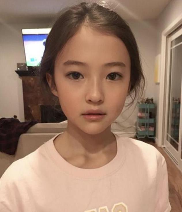 开云穿成这样有伤风化小女孩穿“性感”泳衣晒照网友：太早熟(图1)