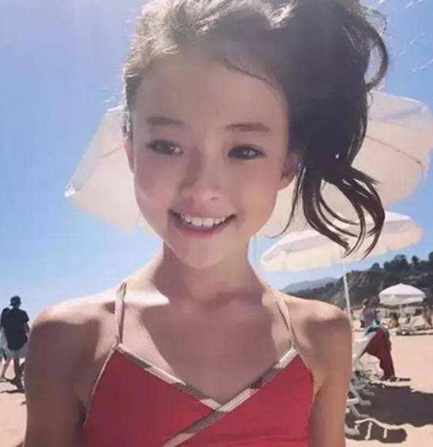 开云穿成这样有伤风化小女孩穿“性感”泳衣晒照网友：太早熟(图2)