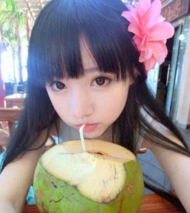 开云穿成这样有伤风化小女孩穿“性感”泳衣晒照网友：太早熟(图3)