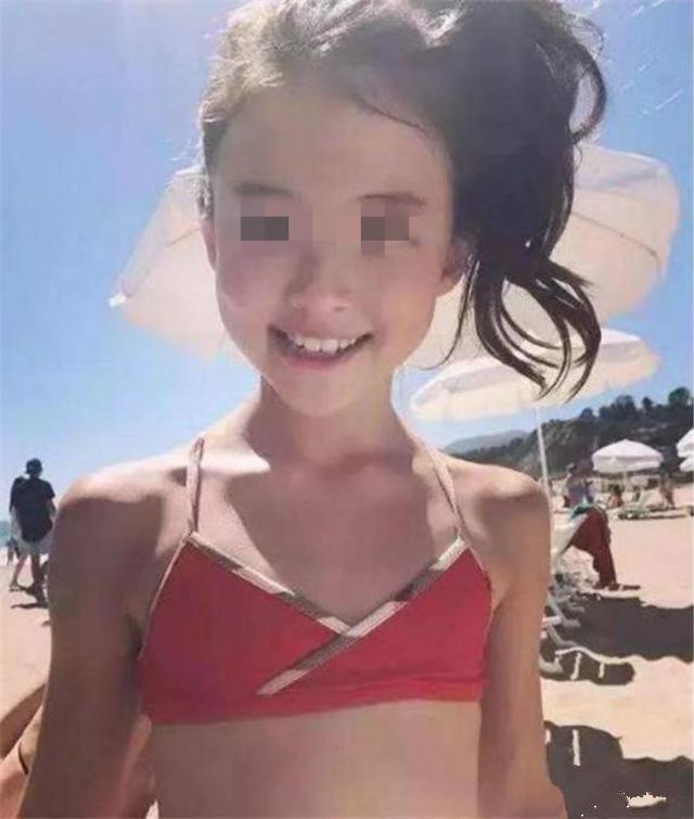10岁女孩穿“性感泳衣”走红身材不输成年人网友：缺乏性教育(图1)