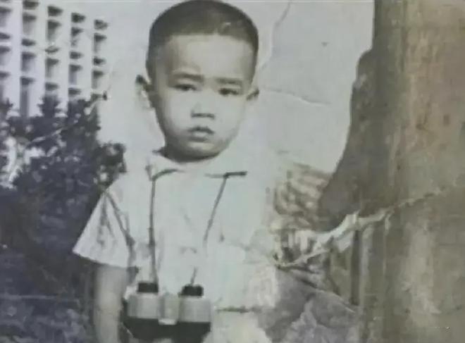 一家四口上热搜应采儿泳装大爆身材陈小春感慨：是我嫁给了她(图4)