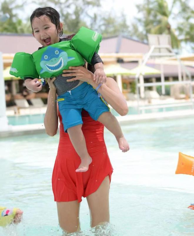 郑嘉颖老婆带儿子游泳轻松举起宝贝不费力穿泳装瘦成“竹竿”(图4)