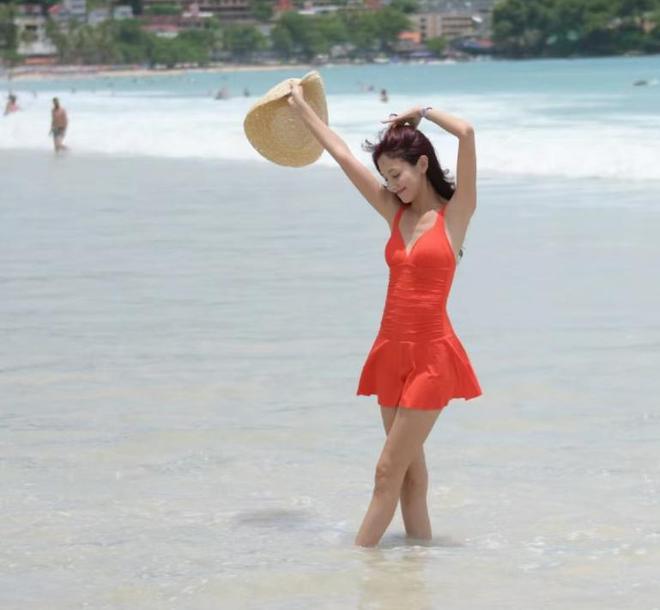 郑嘉颖老婆带儿子游泳轻松举起宝贝不费力穿泳装瘦成“竹竿”(图6)