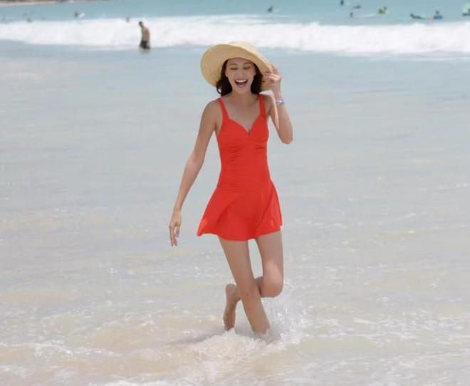 郑嘉颖老婆带儿子游泳轻松举起宝贝不费力穿泳装瘦成“竹竿”(图5)
