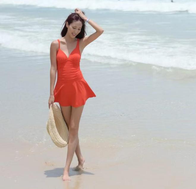 郑嘉颖老婆带儿子游泳轻松举起宝贝不费力穿泳装瘦成“竹竿”(图7)