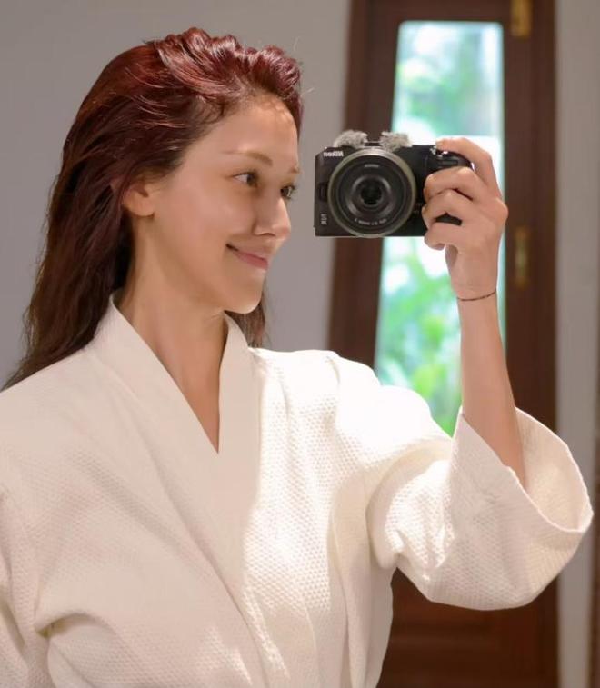 郑嘉颖老婆带儿子游泳轻松举起宝贝不费力穿泳装瘦成“竹竿”(图9)