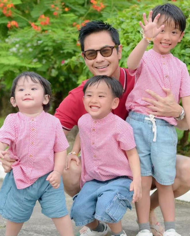 郑嘉颖老婆带儿子游泳轻松举起宝贝不费力穿泳装瘦成“竹竿”(图11)