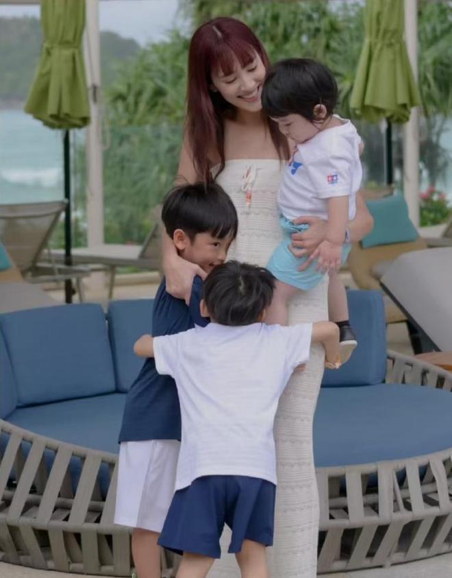 郑嘉颖老婆带儿子游泳轻松举起宝贝不费力穿泳装瘦成“竹竿”(图10)