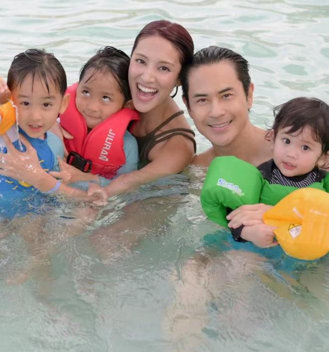 郑嘉颖老婆带儿子游泳轻松举起宝贝不费力穿泳装瘦成“竹竿”(图12)