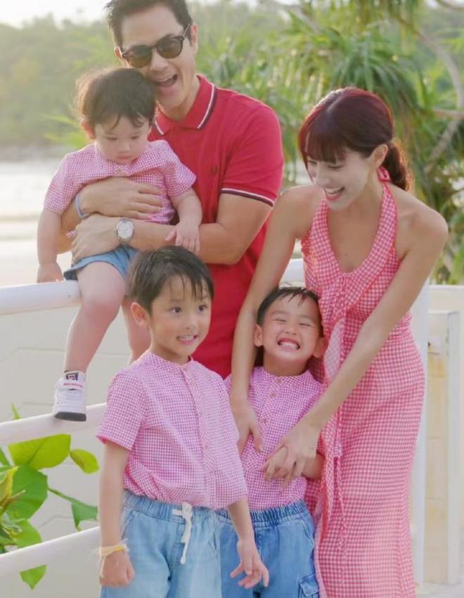 郑嘉颖老婆带儿子游泳轻松举起宝贝不费力穿泳装瘦成“竹竿”(图13)