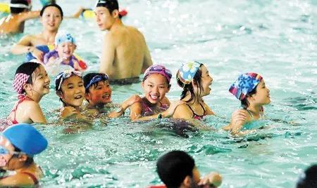 央视曝光：近8成儿童泳衣抽检不合格迪卡侬、迪士尼均上榜(图2)