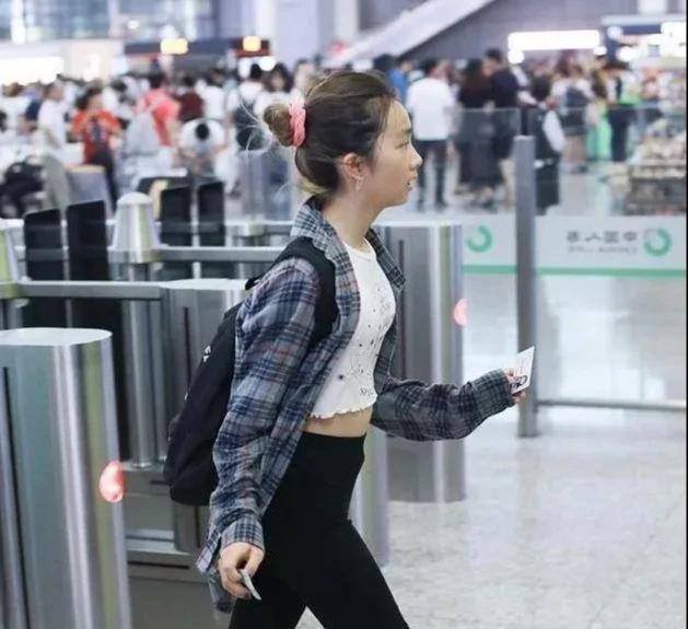 小玥儿被群嘲、甜馨遭孤立：内娱的“青春审美”早被星二代带偏(图11)