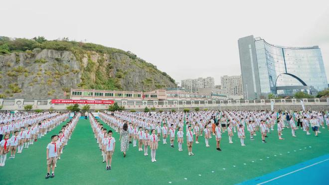 送体育进海岛 奥运冠军季博文走进舟山嵊泗小朋友现场“追星”(图1)